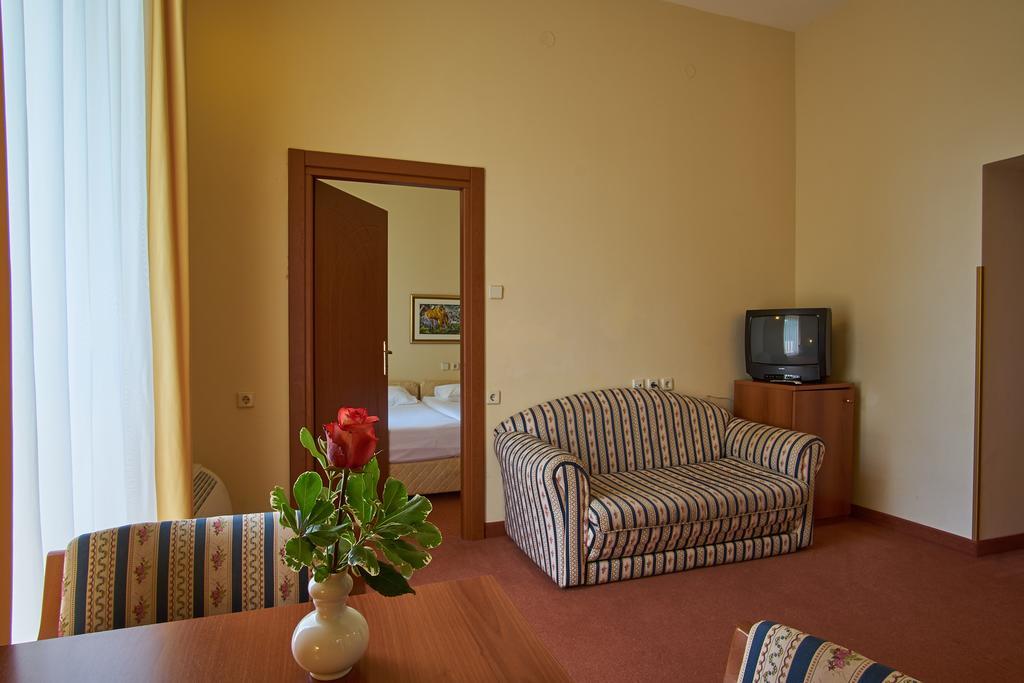Hotel Vila Ruzica- Glavna Zgrada I Depandanse Crikvenica Exterior photo
